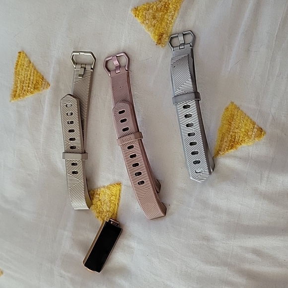 Fitbit - Alta HR Activity Tracker + Heart Rate (Small) - Rose Gold - Picture 3 of 3